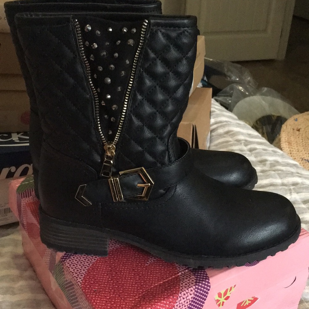 Via Pinky Black Ankle Boots